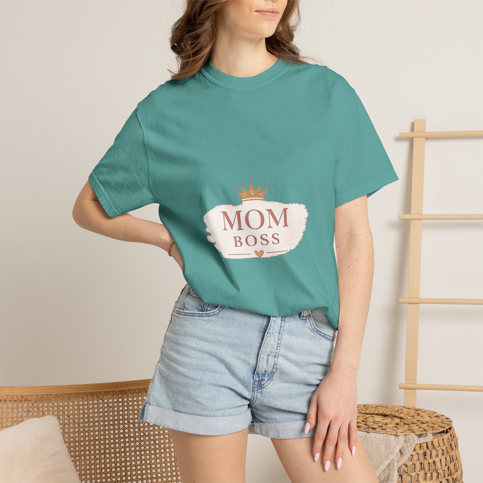 Mom Boss T-Shirt – Feminine Crown Graphic Tee for Mothers | Mother's Day Gift