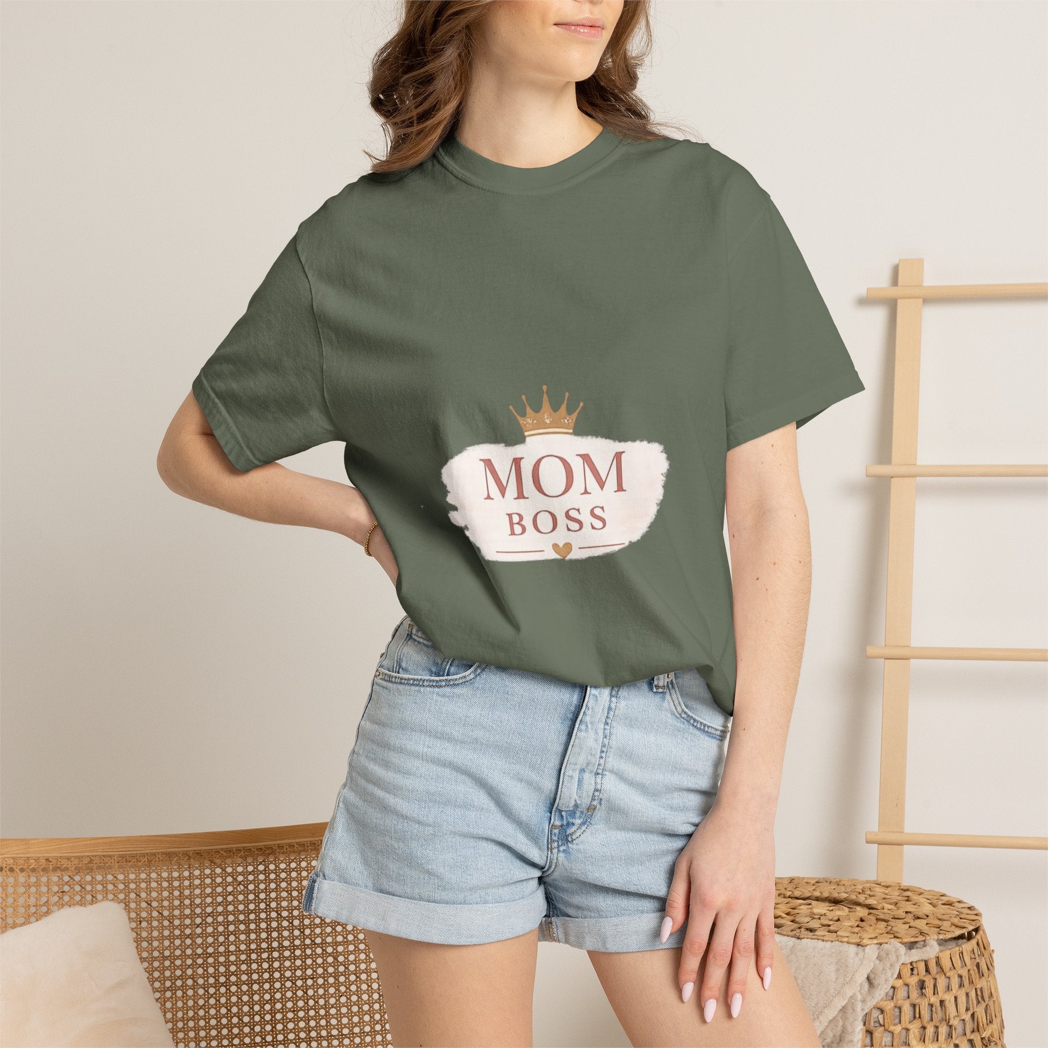 Mom Boss T-Shirt – Feminine Crown Graphic Tee for Mothers | Mother's Day Gift