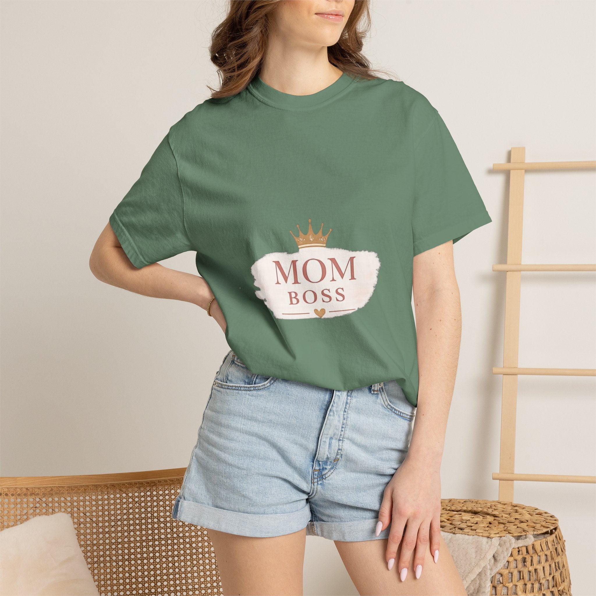 Mom Boss T-Shirt – Feminine Crown Graphic Tee for Mothers | Mother's Day Gift
