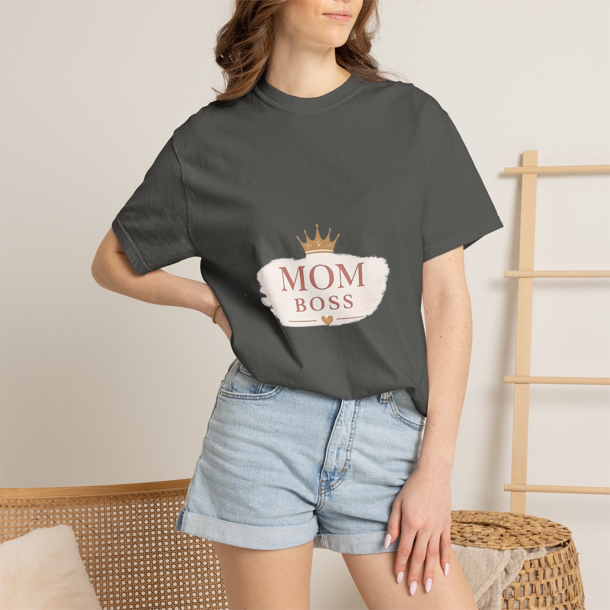 Mom Boss T-Shirt – Feminine Crown Graphic Tee for Mothers | Mother's Day Gift