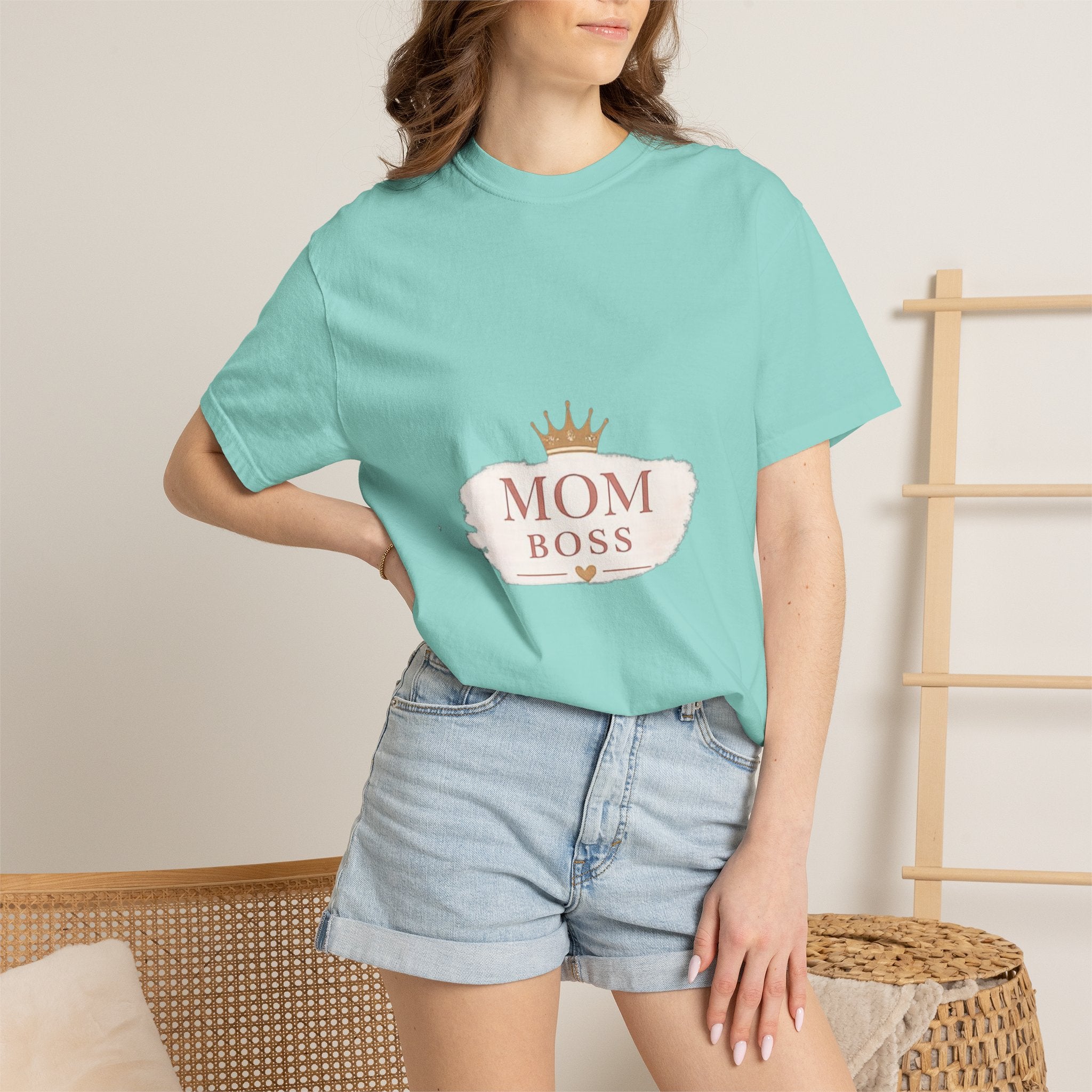 Mom Boss T-Shirt – Feminine Crown Graphic Tee for Mothers | Mother's Day Gift