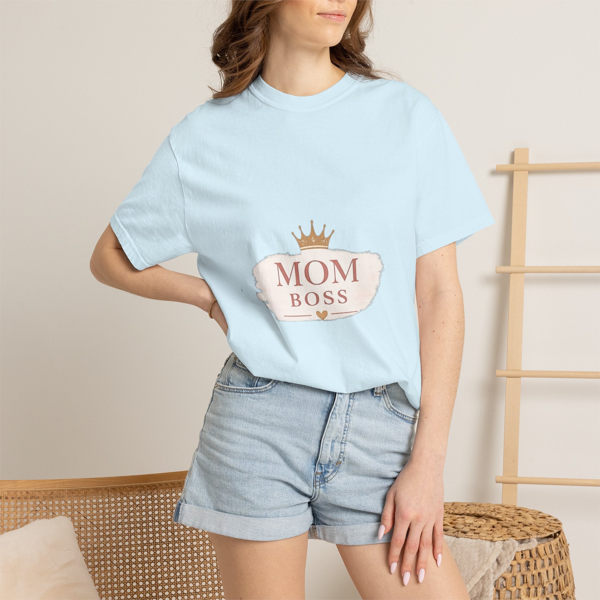 Mom Boss T-Shirt – Feminine Crown Graphic Tee for Mothers | Mother's Day Gift