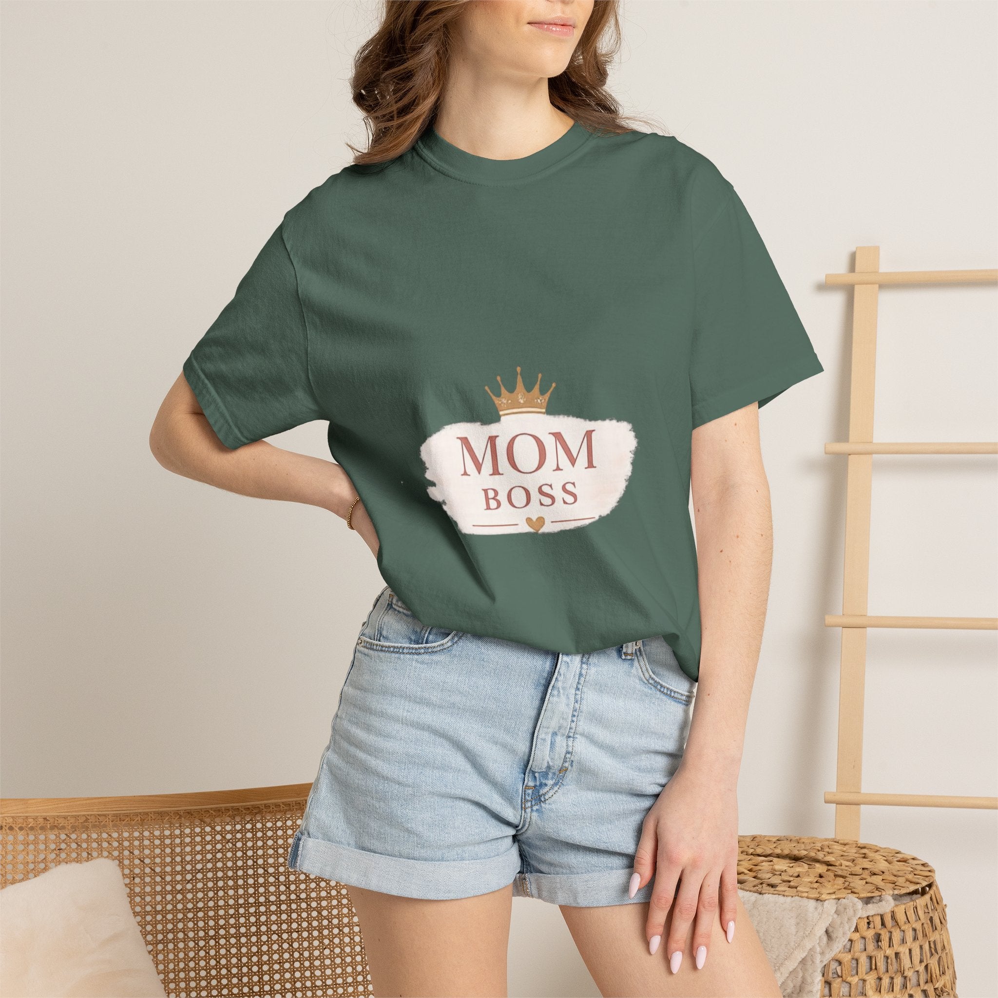 Mom Boss T-Shirt – Feminine Crown Graphic Tee for Mothers | Mother's Day Gift