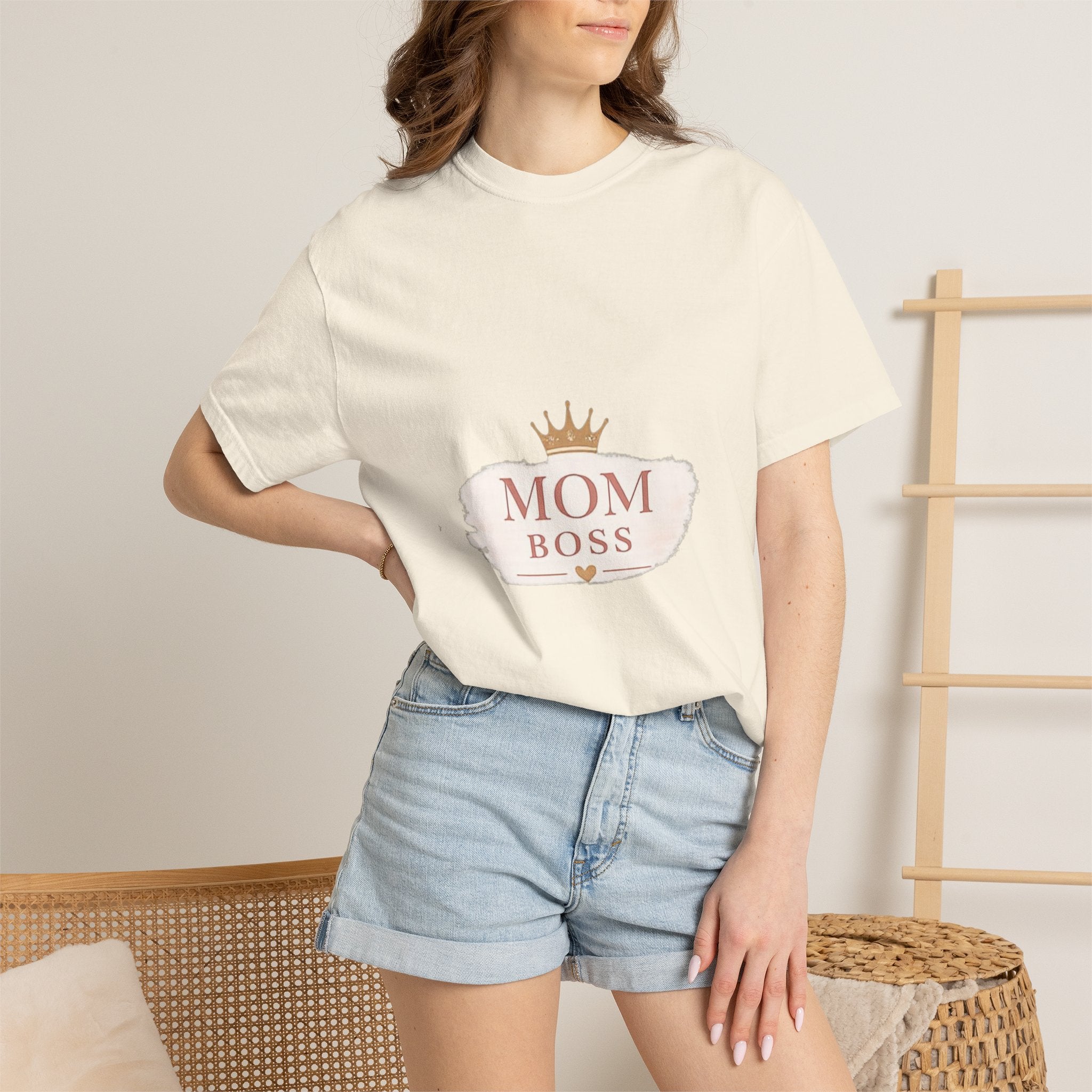 Mom Boss T-Shirt – Feminine Crown Graphic Tee for Mothers | Mother's Day Gift